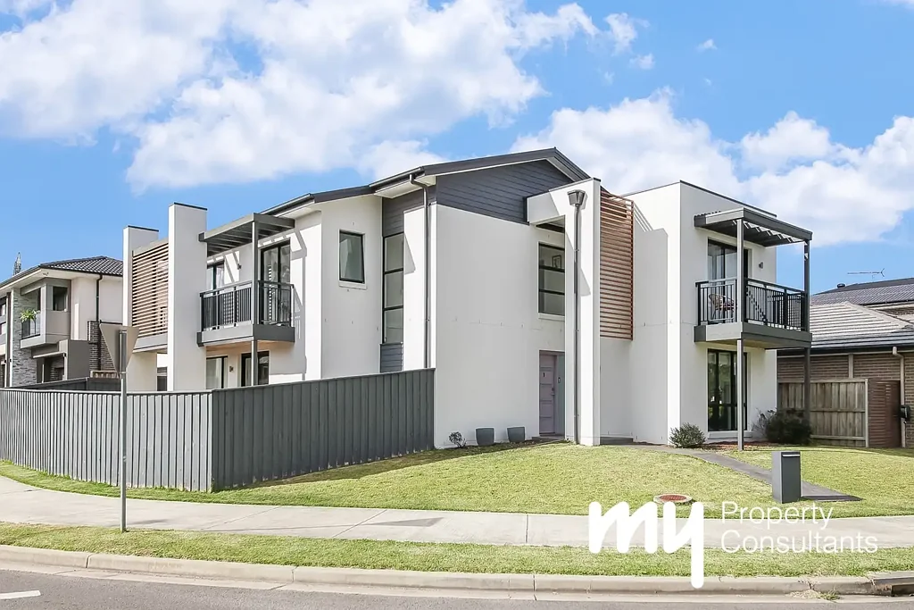 1 Crest Road, Gledswood Hills, NSW 2557