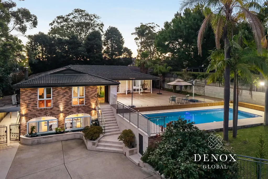 Oatlands 5 Slaapkamer Grand 1,292sqm Battle-Axe Family Estate with Pool, 5 Bedrooms & Private Resort-Style Setting with Exceptional Multi-Car Parking