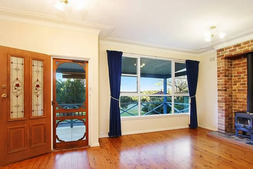 'COTTAGE & FENCED PADDOCK IN THE CENTRE OF BILPIN'