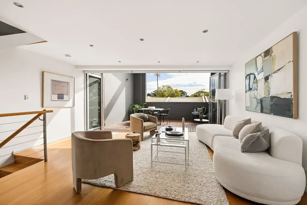 Annandale 2कमरा North-facing converted warehouse with rooftop entertaining