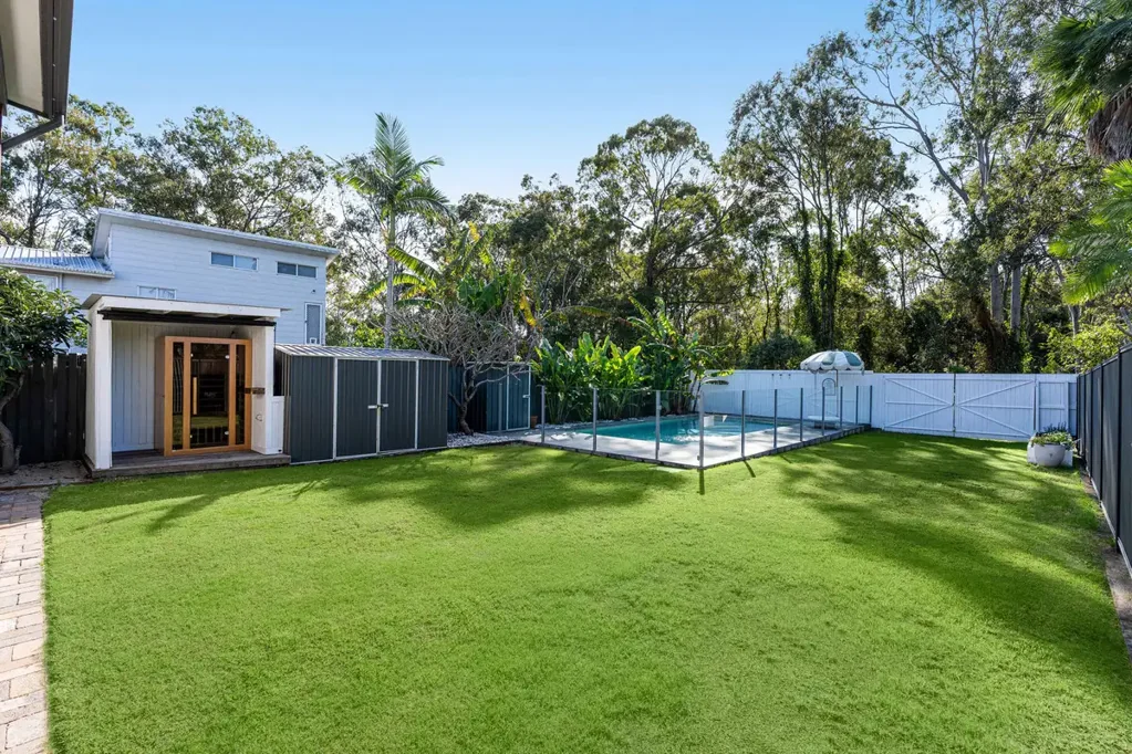 Thorneside 3房 翻新家庭住宅，坐拥丛林美景，尊享卓越户外生活 Renovated Family Home with Bushland Backdrop and Exceptional Outdoor Living