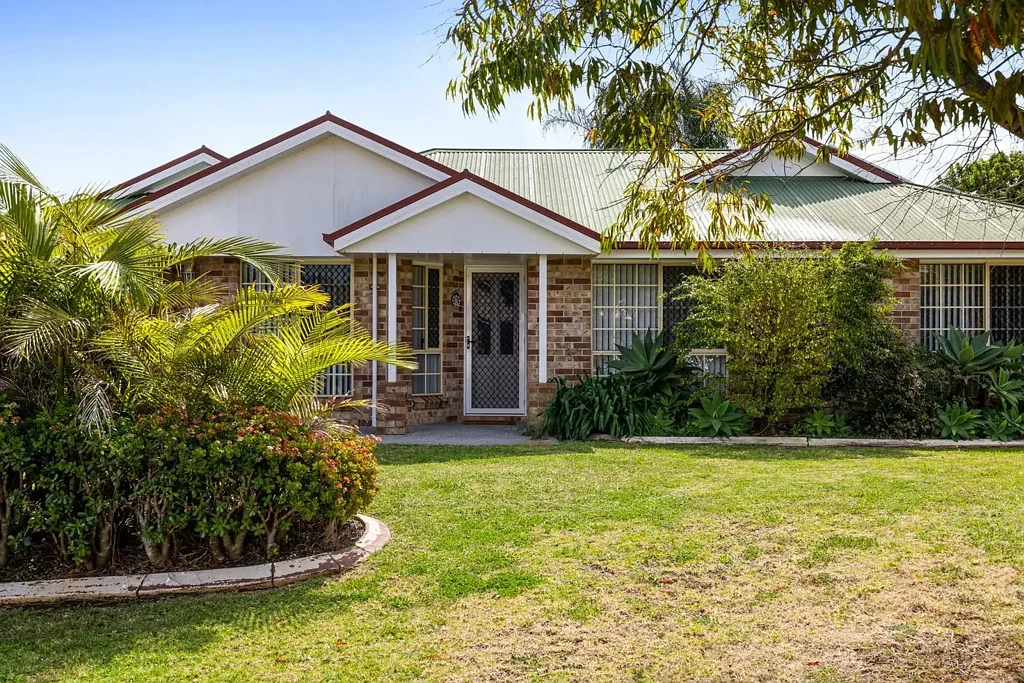 Spacious 3-Bedroom Home with Multiple Living Areas in Darling Heights