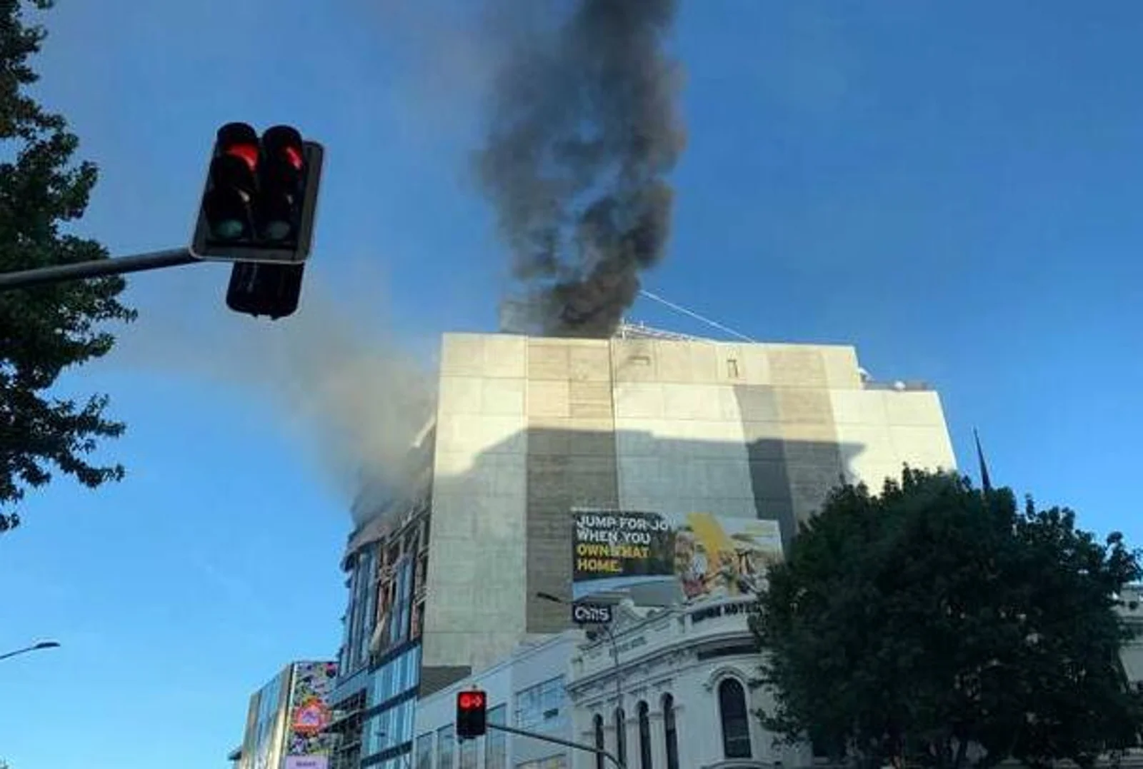 奥克兰市中心一即将完工的公寓楼突发火灾，现场浓烟滚滚！