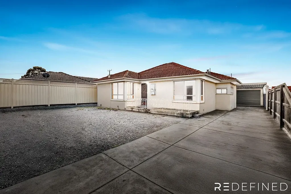 Lalor 3બેડરૂમ Triple Fronted Opportunity in Prime Lalor Location - Renovator's Delight!