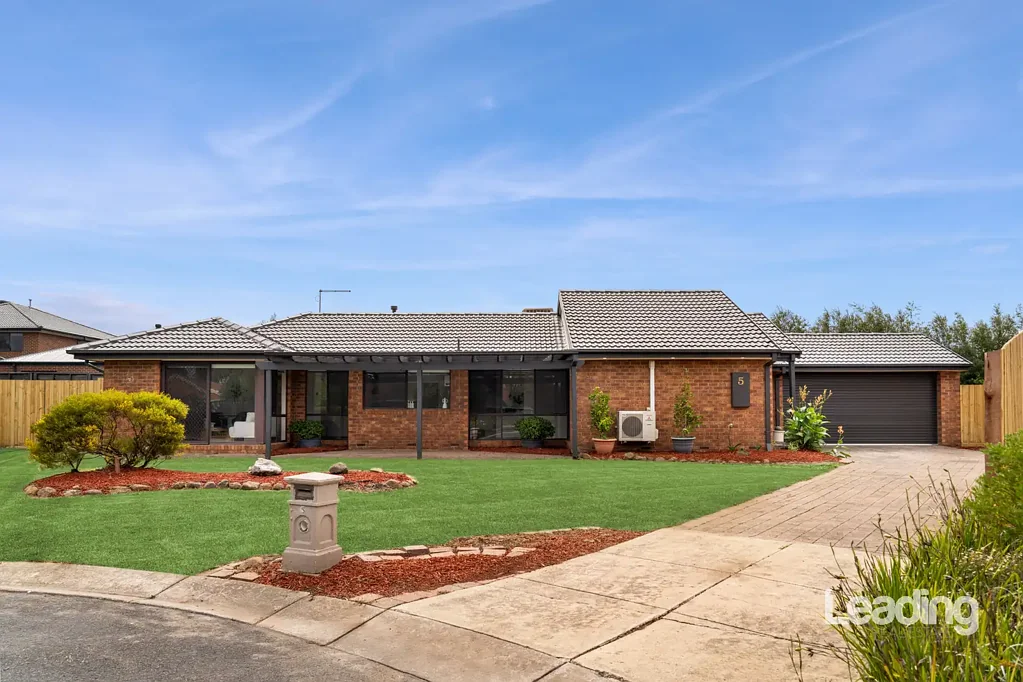 Sunbury 3房 宁静庭院住宅 精心翻新 现代 kitchen 宽敞实用 多个生活区 三卧带套间 宽敞后院 遮盖藤架 悠然生活 Sunbury位置 UNDER CONTRACT! ANOTHER HAPPY VENDOR!!!!
