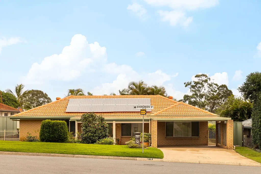 Bracken Ridge 3chambre Low-Set Brick Home on 720m² Block - Available Now!