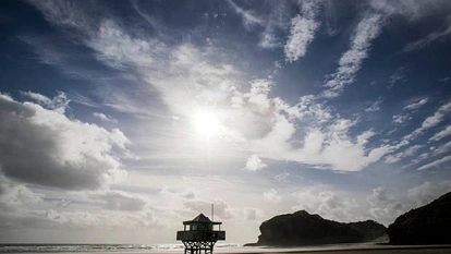 海里游泳要小心，奥克兰一年轻父亲遇到暗流失踪