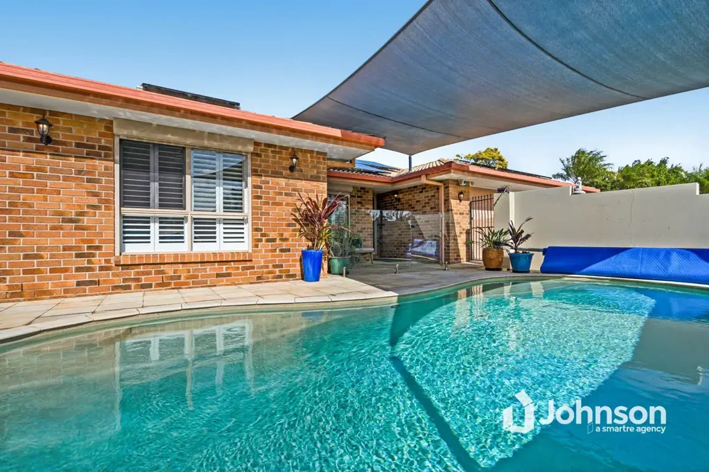 Wynnum West 4房  ULTIMATE FAMILY OASIS – LOW-SET BRICK HAVEN WITH PRIVATE POOL AND OUTDOOR LIVING