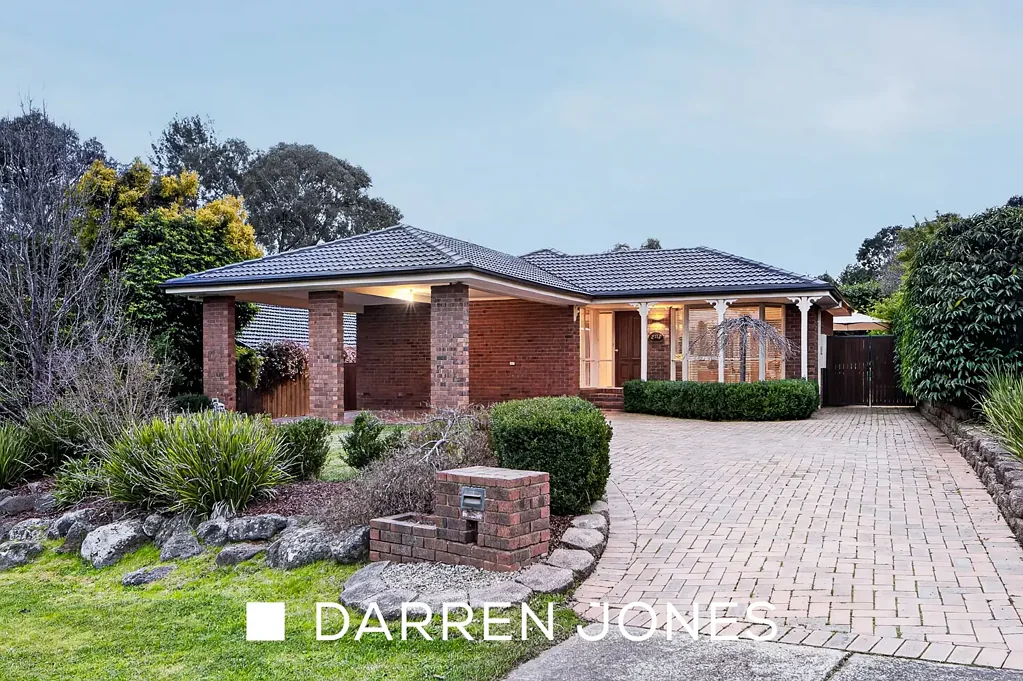 Greensborough 4房 全新升级的家庭生活，空间宽裕 Freshly Updated Family Living with Space to Match