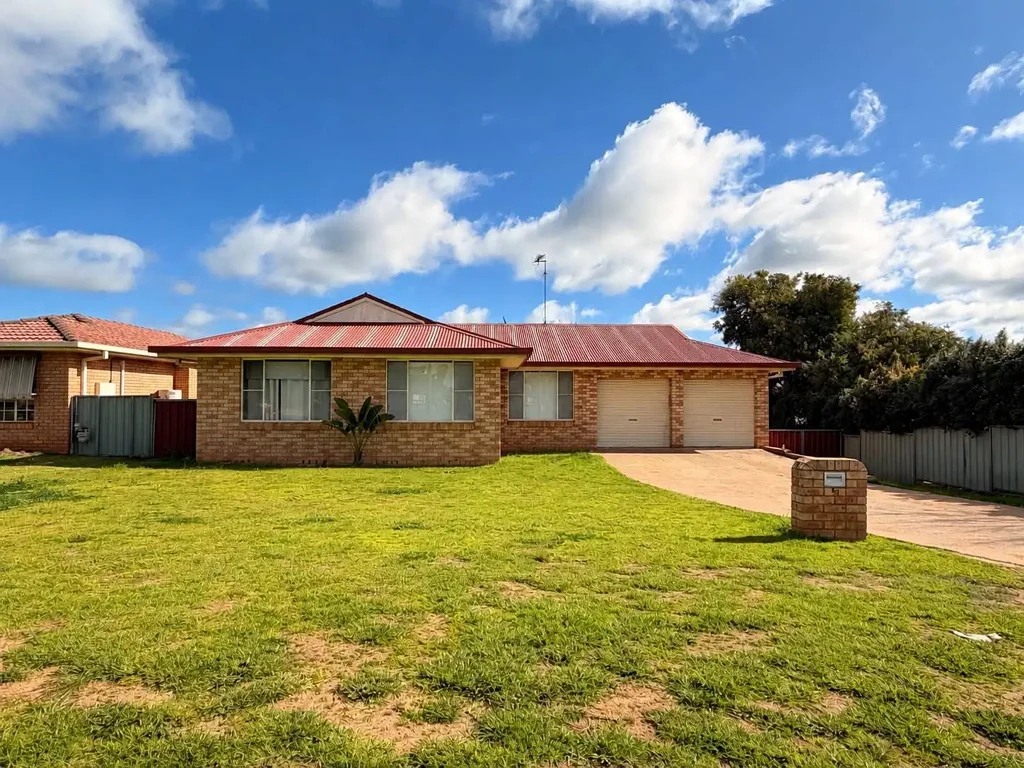 4-Bedroom Family Home with Large Backyard & Double Garage