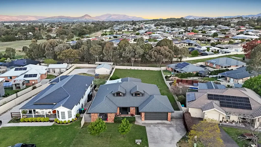 Mudgee 4房  Modern Family Oasis with Views!