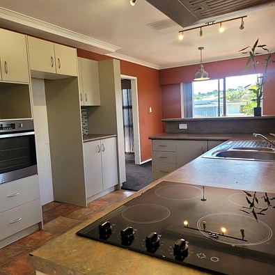 Bright and sunny fabulous 3 bed upstairs unit