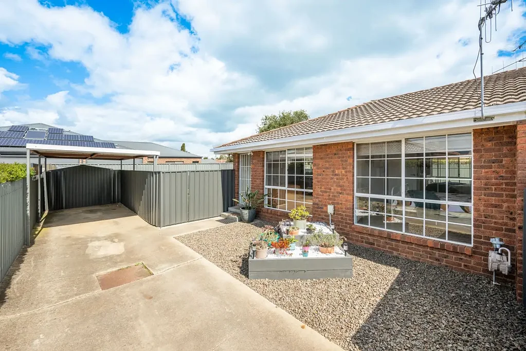 Mooroopna 2ਬੈੱਡਰੂਮ The Brief: Fully Renovated & Landscaped Gem in Quiet Mooroopna Location