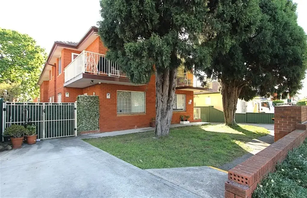 SECURE UNIT WITH LOCK UP GARAGE