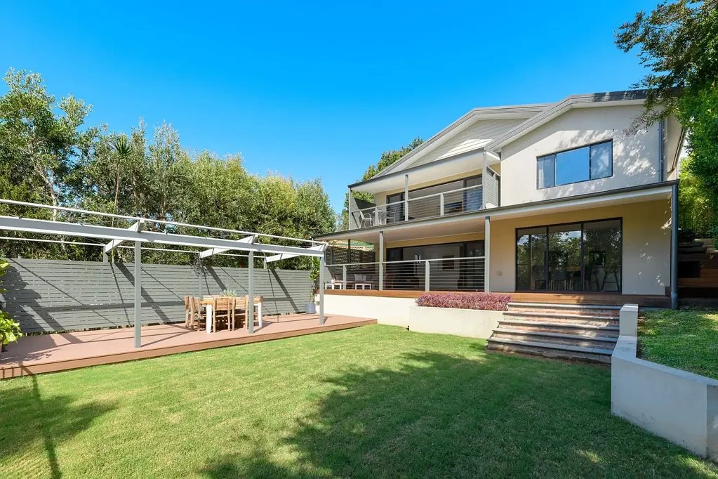 Gymea Bay 4房 Gymea湾畔瑰宝 朝北庭院采光佳 主卧带套间浴 灵活多区设计 双车库改空间 步行商圈学校 Spacious Family Living in a Private, North-Facing Sanctuary