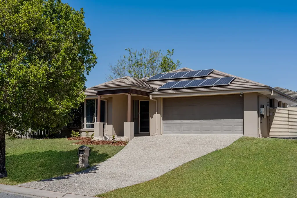 Redbank Plains 4Kwarto T a i t - Generous Living, Inside and Out