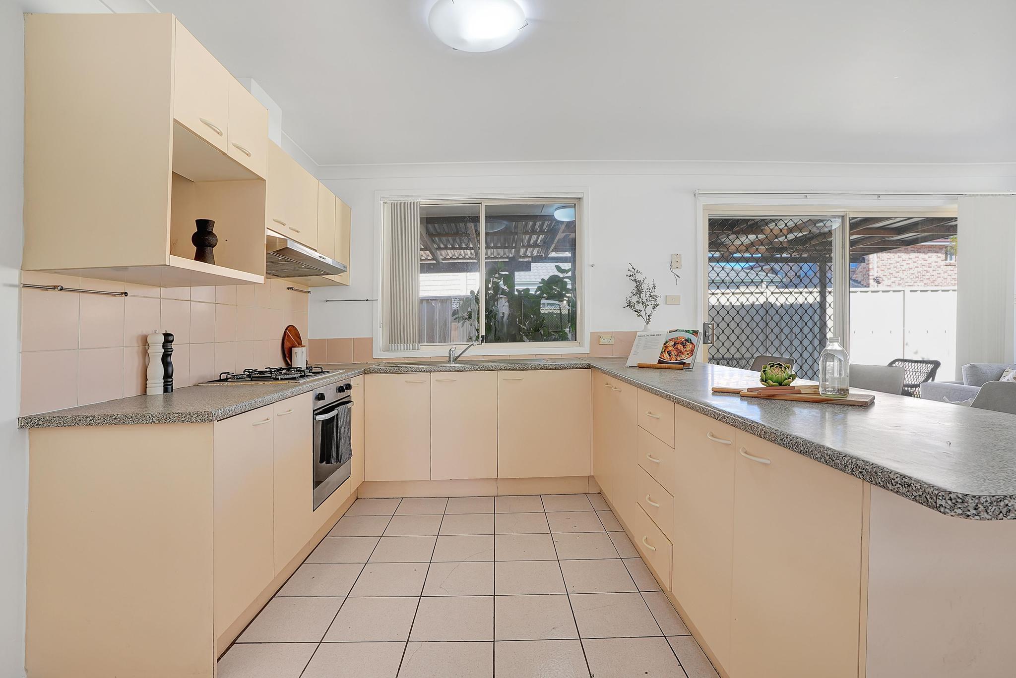 16 COONABARABRAN CR, HOXTON PARK NSW 2171, 0 غرف, 0 حمامات, House