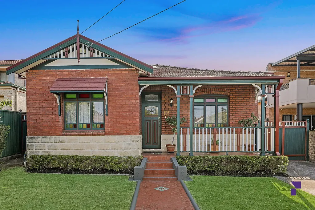 Lidcombe 3房 宽敞600平米地块 精心修剪绿篱 法式门通泳池 高档石材厨房 裸露木梁彩绘窗 Prestige family home with timeless character on a landscaped 600.7sqm block