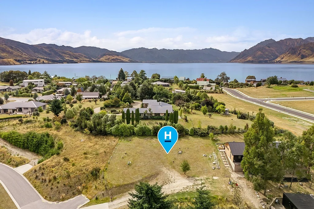 Lake Hawea Alpine Views. Space to Create.