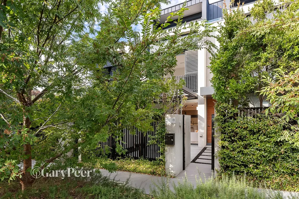 Malvern East 3房 建筑师设计 蓝石庭院 Miele高端电器 阳光起居区 私密主卧套 优越地理位置 Lloyd Street学区 Exemplary light, luxury & location