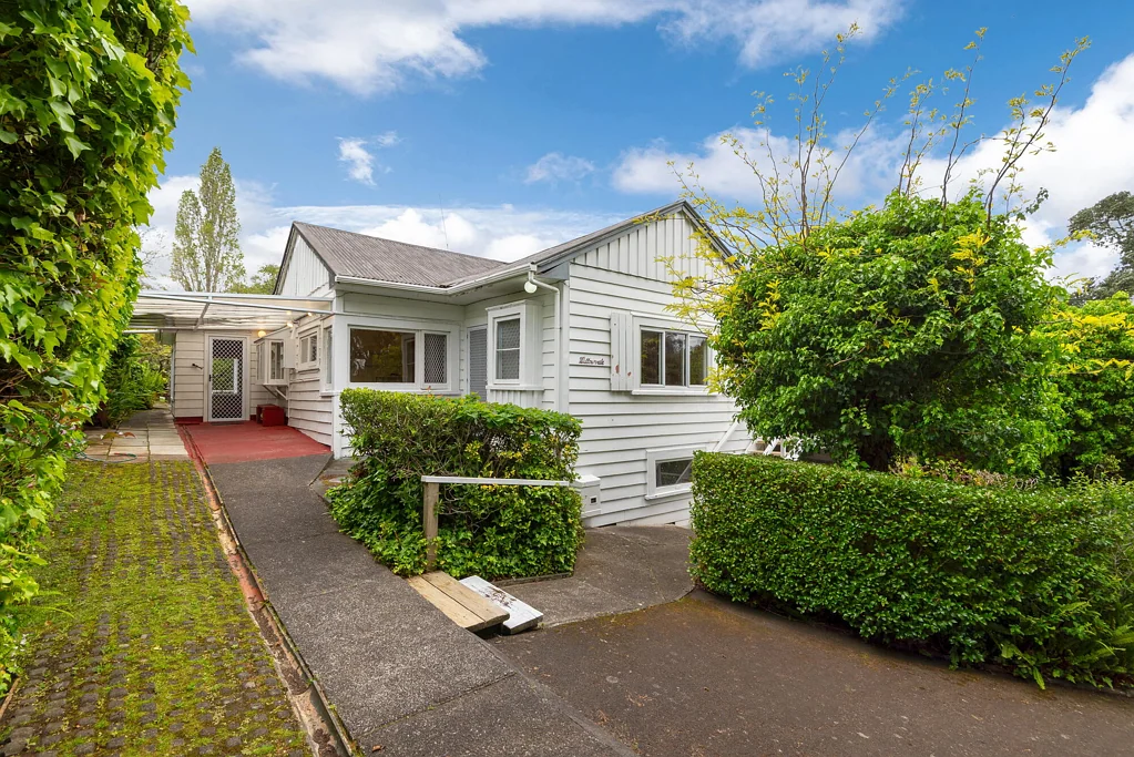 Hauraki 2房  Renovate. Remove. Realise its Potential!