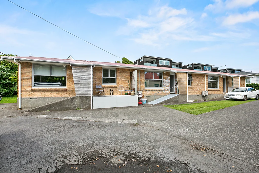 Strandon 6chambre 3 Units. 1 Title. One Smart Investment!