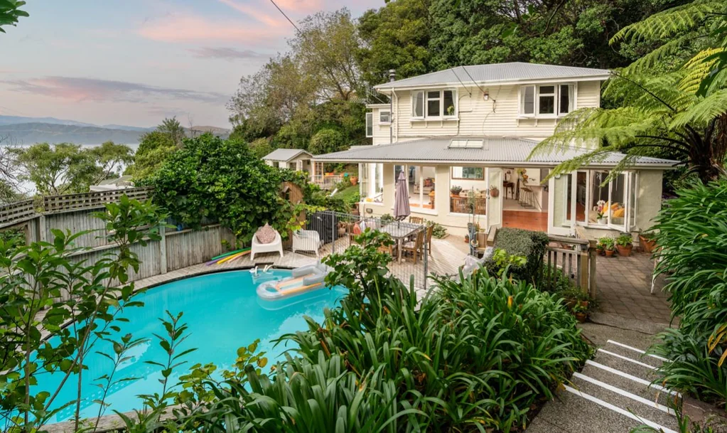 Karaka Bays 3房  Sheltered, Sea Views and 2 Studios