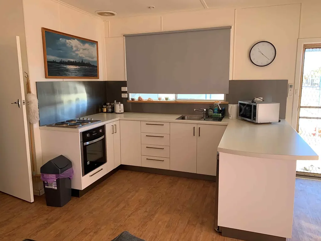 Cosy 2 bedroom fully furnished house meters from the beach