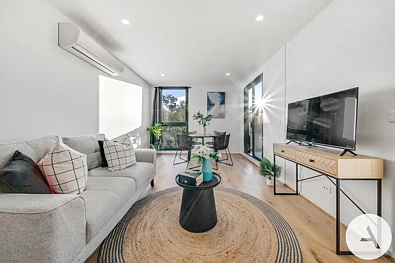 Macquarie 2房  Sunlit Single-level Living in a perfect location with lift access - Ready for Move In!