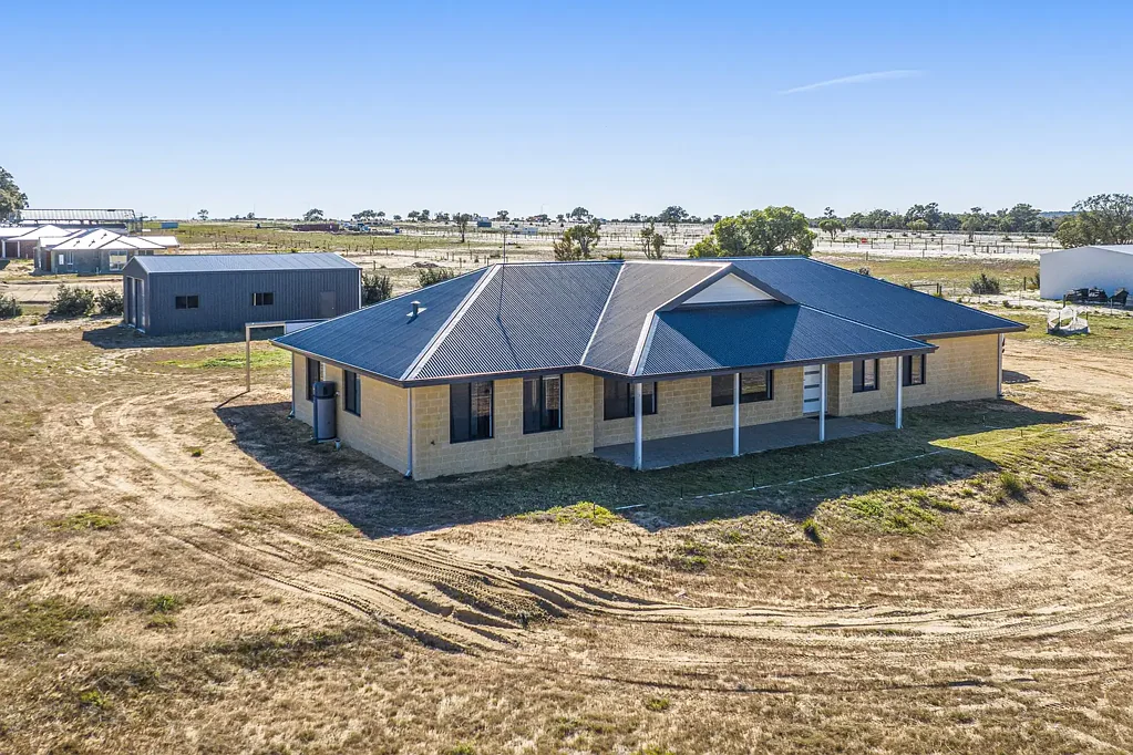 Chittering 4Kwarto " Modern Vibes / Country Charm "  1acre +
