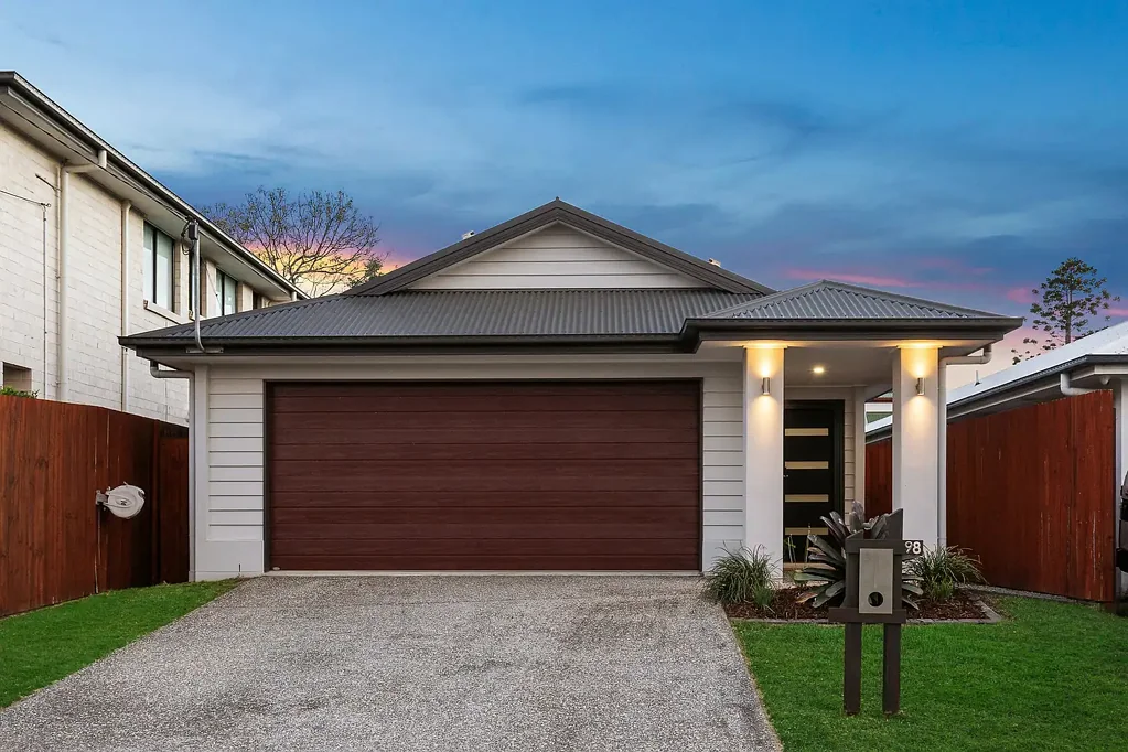 Lota 4房 Manly近邻 海湾生活 开放布局 瀑布石台面 双车库 步行便利 太阳能 电动车准备 Low-Maintenance Coastal Living