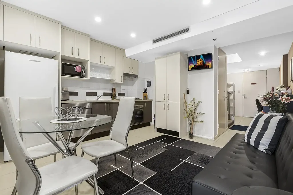 LARGE FURNISHED 3 BEDROOM 2 BATHROOM +STUDY+ SPLIT LVL APARTMENT
