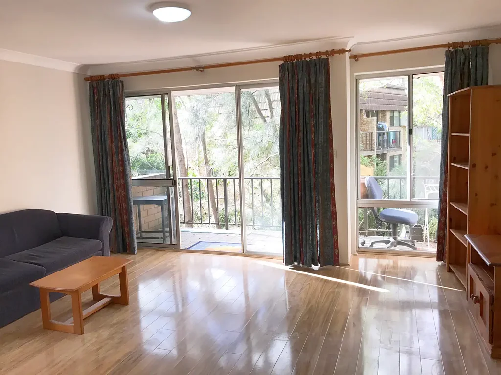 Large and Sunny 2 Bedroom Unit with Floorboards, 5 minutes walk to Eastwood station