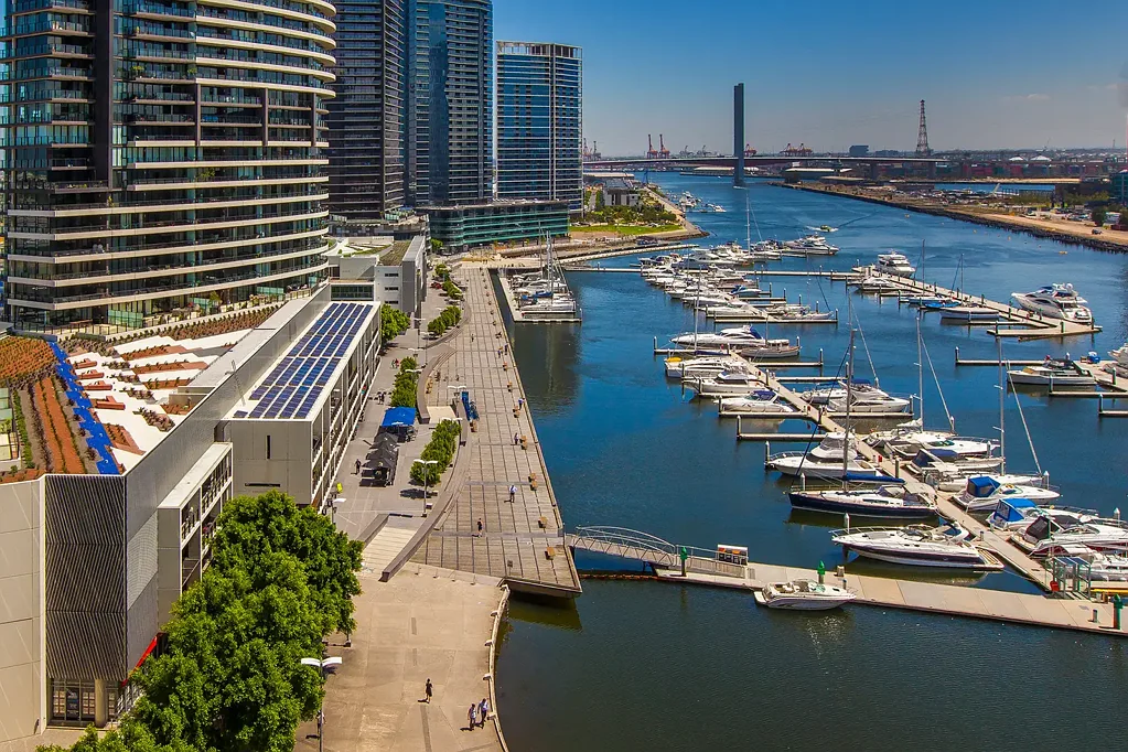 FULLY FURNISHED PRIME WATERFRONT LIVING - CARSPACE & BALCONY