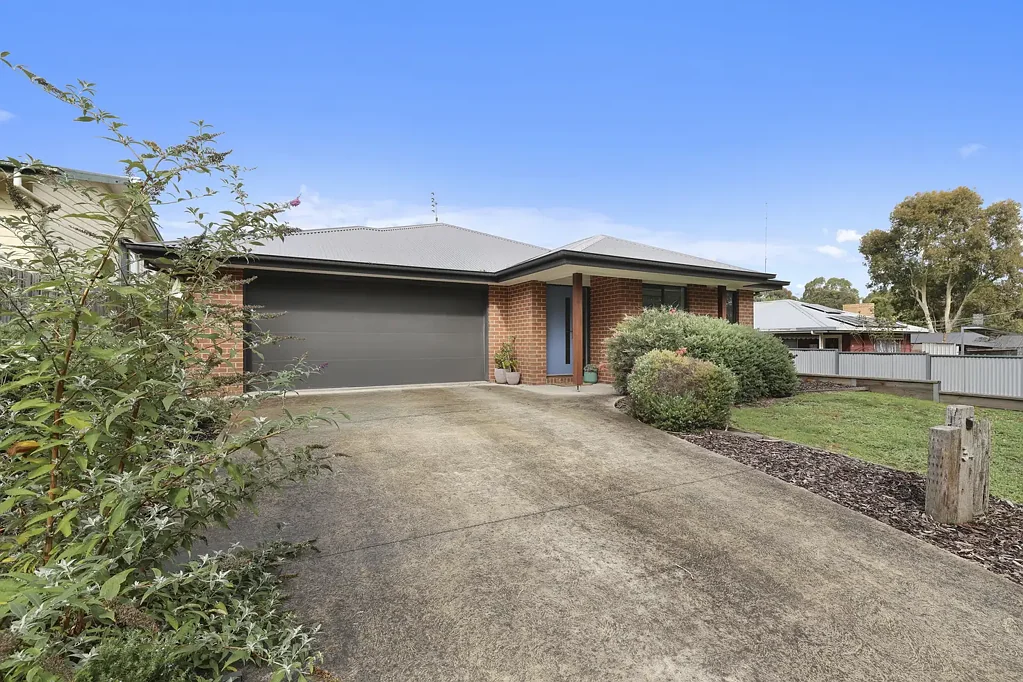 Spacious Family Home Opposite the Rail Trail - Short Term Lease Only