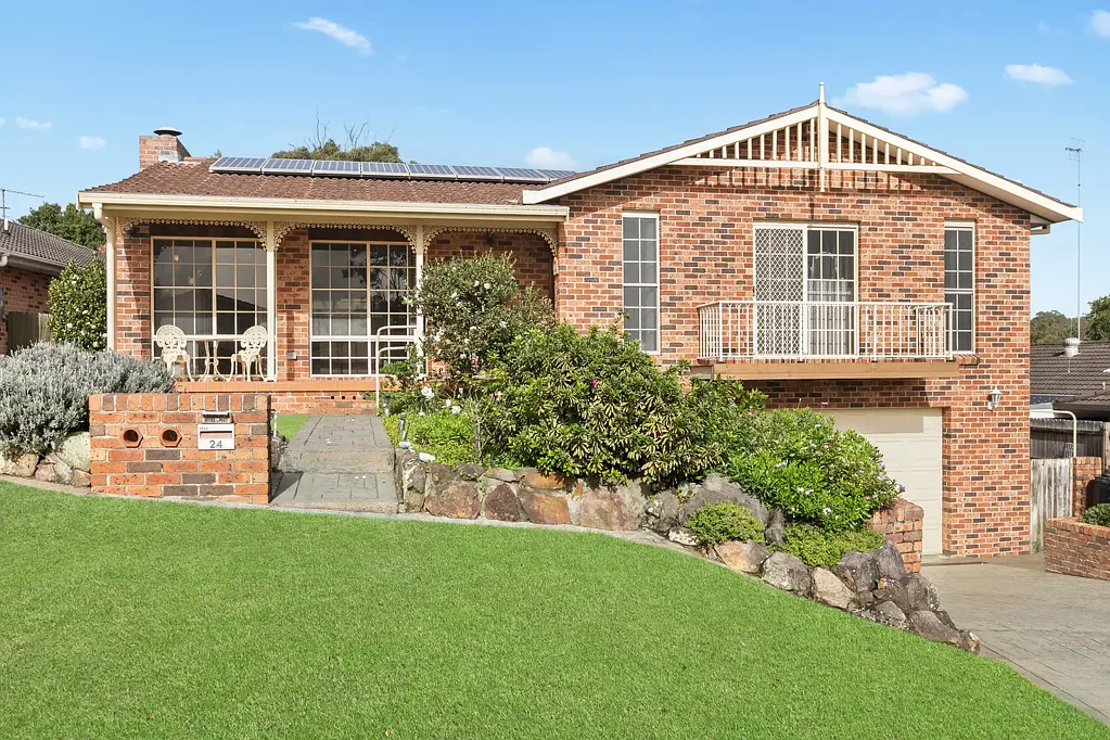 Killarney Vale 4房  Elevated Charm with Abundant Living and Workshop Space