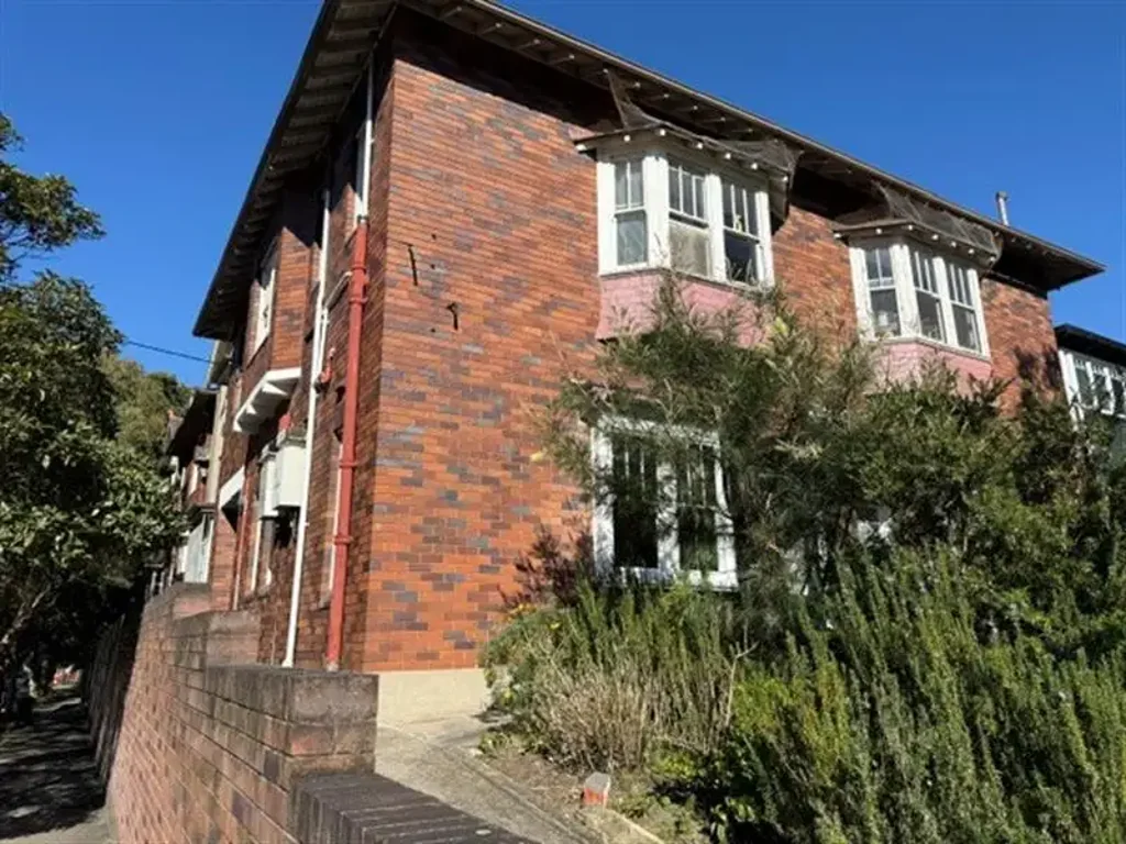 LOVELY ART DECO 1 BEDROOM APARTMENT.