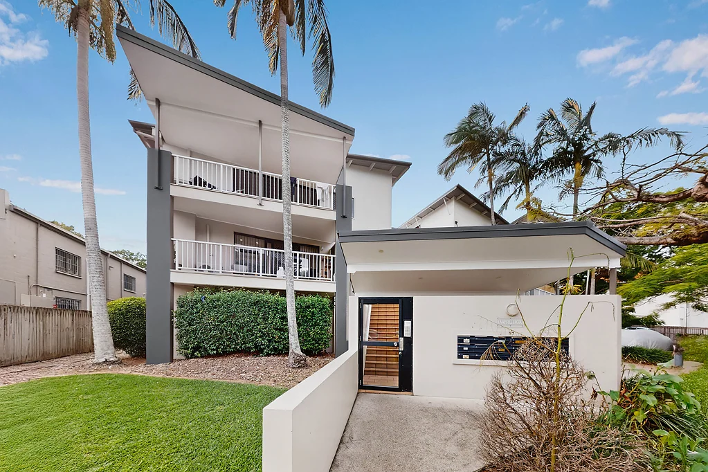 Toowong 2Phòng ngủ Light, Space & Leafy Outlooks - Top Floor Apartment in Tightly Held Toowong