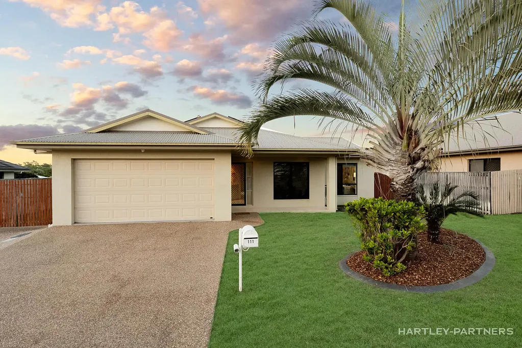 Bushland Beach 4 Bedroom Modern Shore Haven with Multiple Living Zones