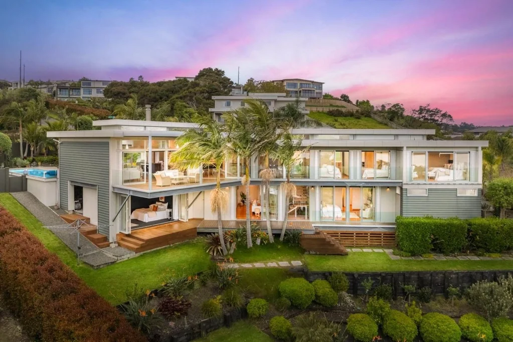 Luxurious Family Retreat with Panoramic Views in Schnapper Rock