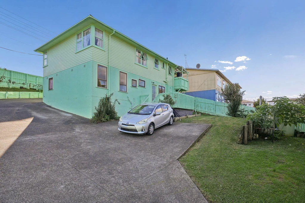 Kelston 3房  Family Home. Big Land + Income.