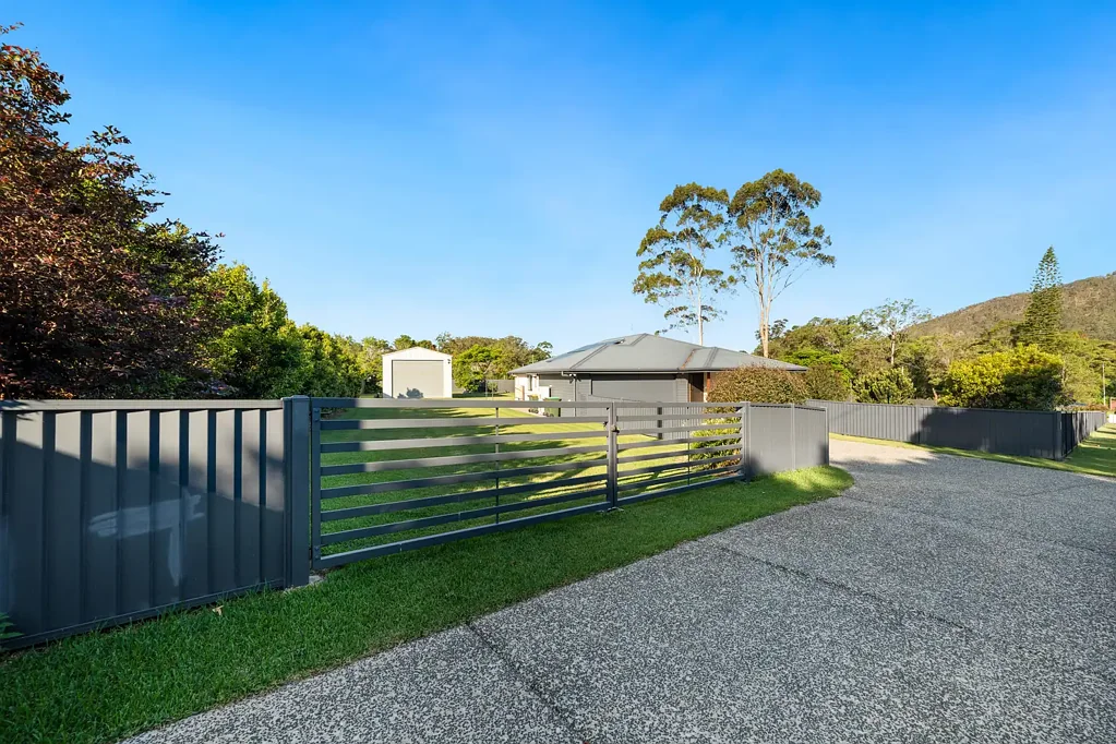 Beerwah 4Zimmer Modern Family Sized Home on Fully Fenced 2,800m2 Block!