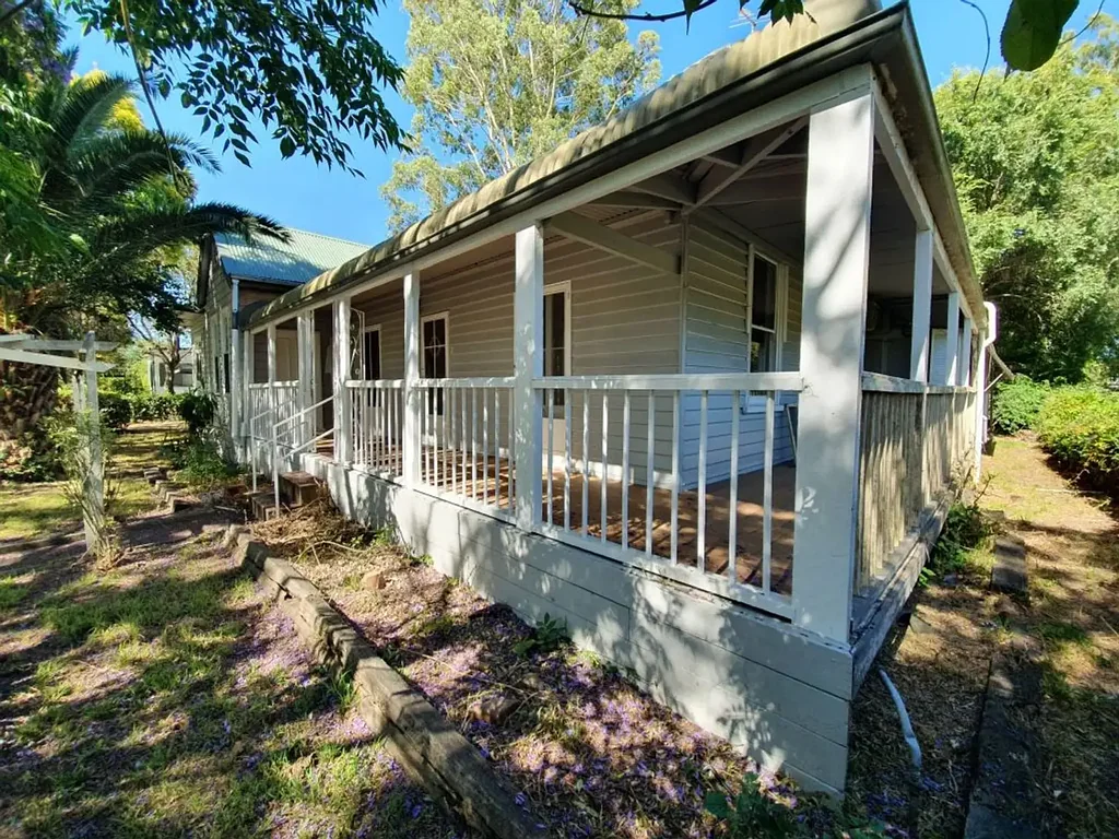 THE COUNTRY COTTAGE CHARM IN THIS 3-5 BEDROOM HOUSE WITH VERANDAHS, SHADE AND WITH EXTRA SELF CONTAINED STUDIO FLAT