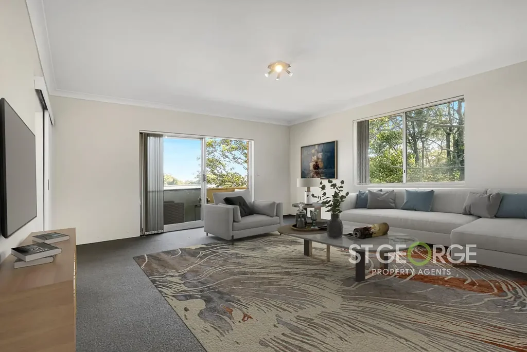 Large, Front, Light Filled Apartment on the Middle Floor