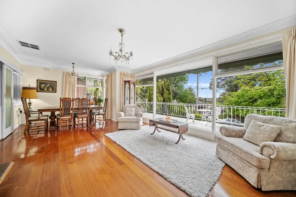 Templestowe Lower 3房 山丘景观砖砌宅邸 宽敞空间阳光满溢 多功能房间双车库 私密后院潜力无限 家学便利公园近邻 Elevated Family Comfort with Endless Potential