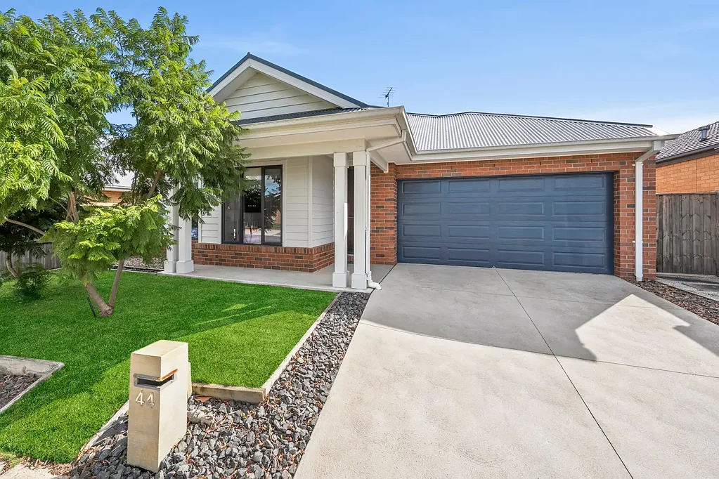 STYLISH AND MODERN IN PRIME LARA LOCATION (Check out our 3D Tour online)