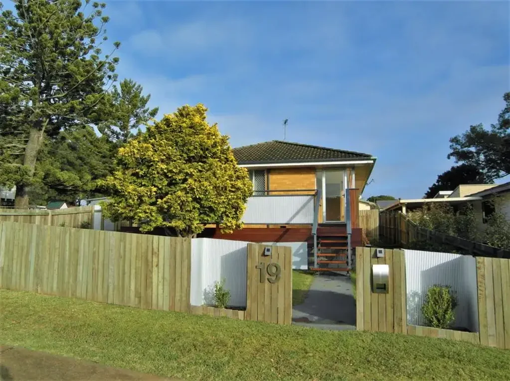 Attractive Brick Home with Large Deck Overlooking Parkland!