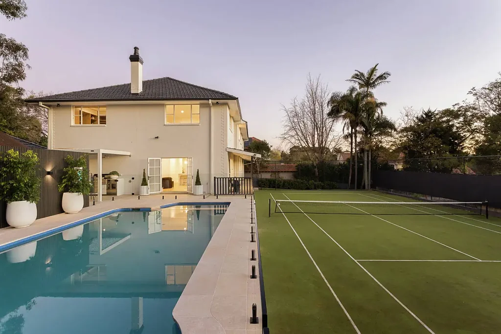 Turramurra 6房 尊贵东区地址，网球场和游泳池，精致家庭生活 Prestigious East Side Address, Tennis Court & Pool, Refined Family Living