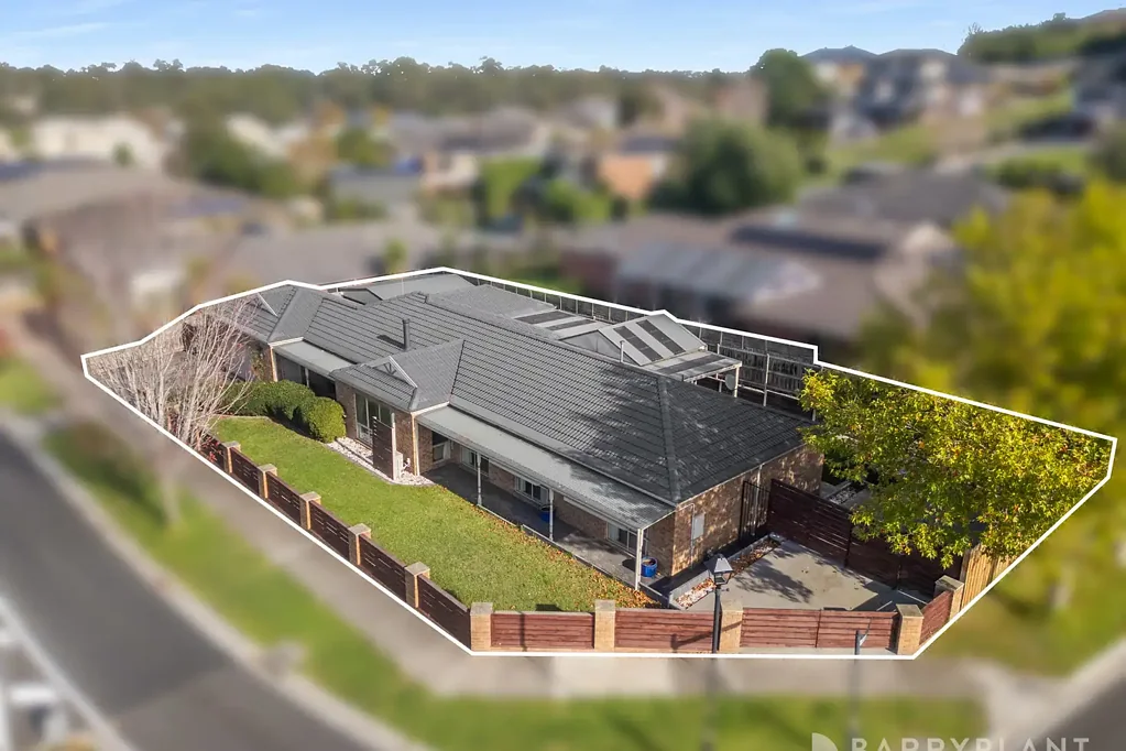 Beaconsfield 5 Bedroom Family Living in Beaconsfield's Panorama Estate