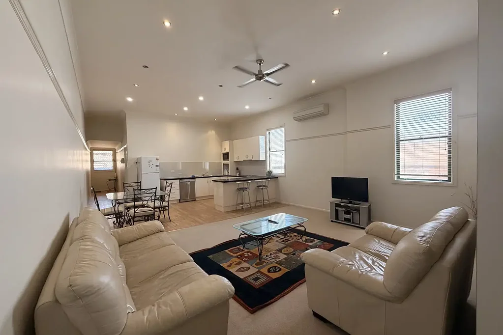 FULLY FURNISHED CBD APARTMENT WITH PARKING